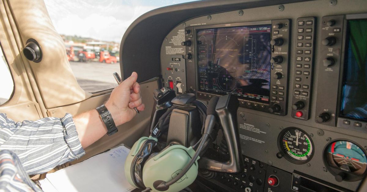 Cockpit d'un avion léger modifié avec son avionique