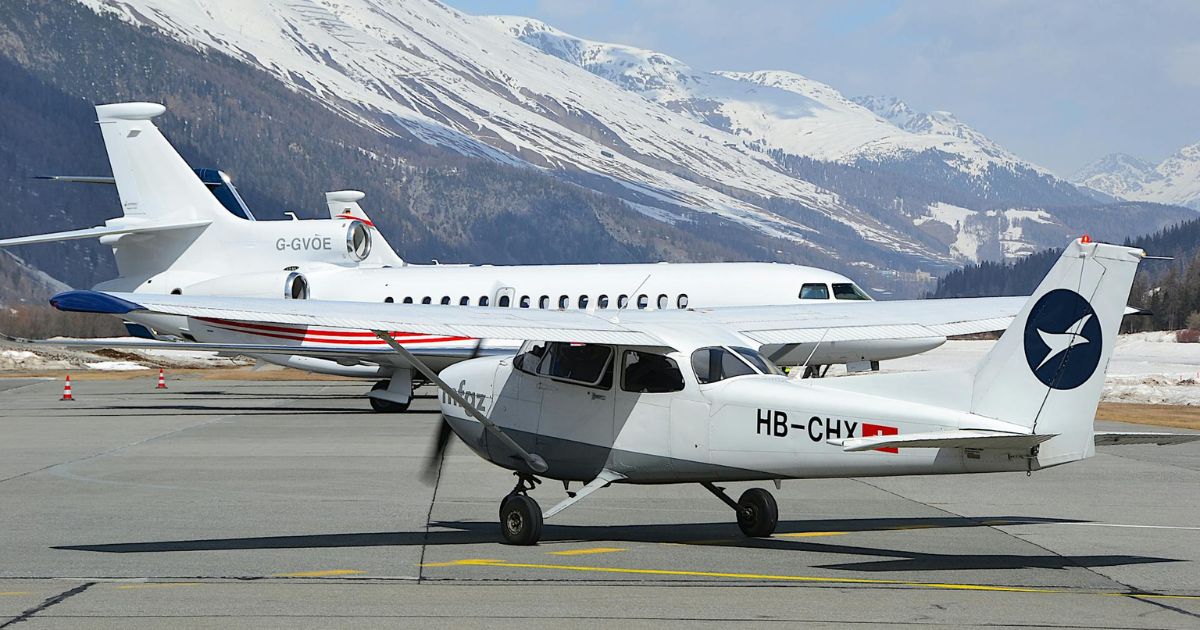 Avion léger sur le taxiway face à un jet privé