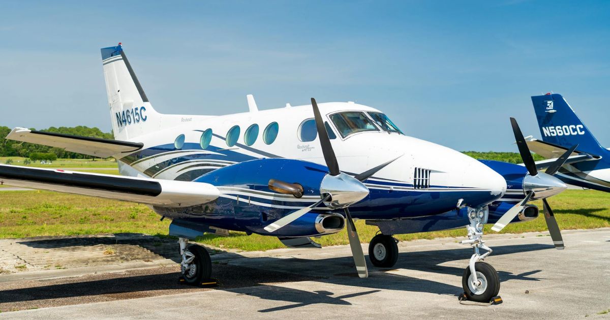 Avion bi-moteur américain Beechcraft KingAir sur le tarmac