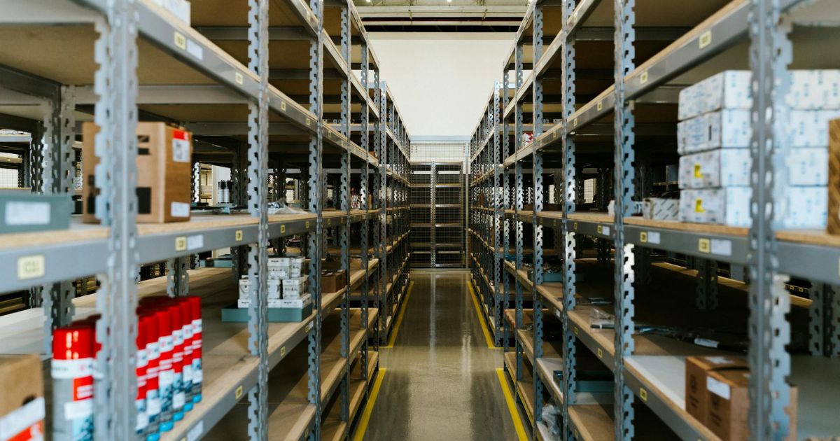 Magasin de pièces aéronautiques avec les étagères
